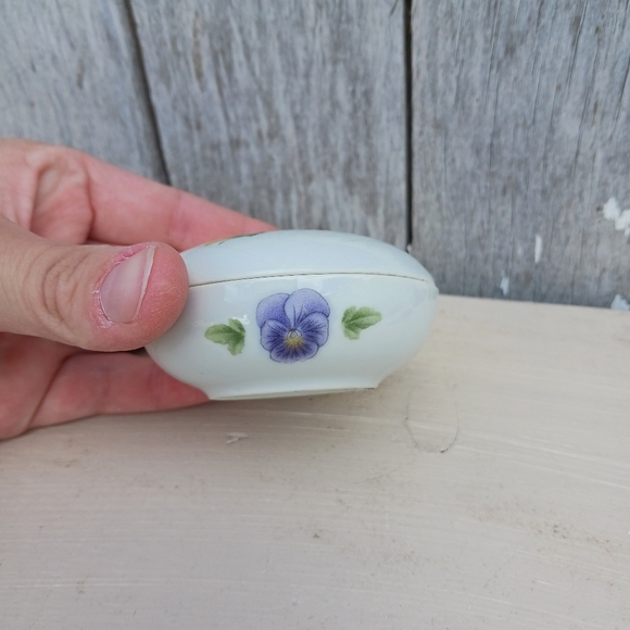 Vtg Lillian Vernon Porcelain Collector’s Box White Pansies Cottagecore Trinket - Picture 5 of 9